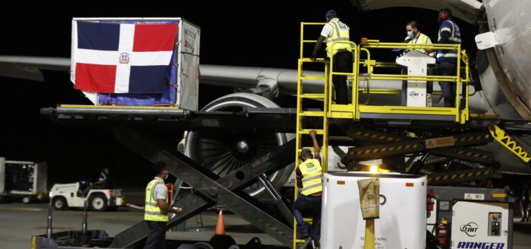 KINGSTON, Jamaica.- República Dominicana donó a Jamaica 50 mil dosis de vacunas contra la COVID-19.