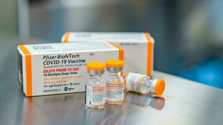 Cómo la vacuna de Pfizer resultó eficaz y segura en chicos de 5 a 12 años