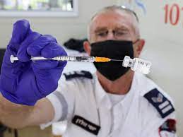 El ministro de Salud de Israel dijo que las personas vacunadas con refuerzo están protegidas contra la variante Ómicron: “No hay razón para entrar en pánico”.