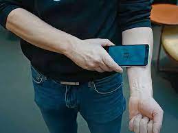 Empresa sueca desarrolla implante de microchip bajo la piel que mostraría el pasaporte Covid-19