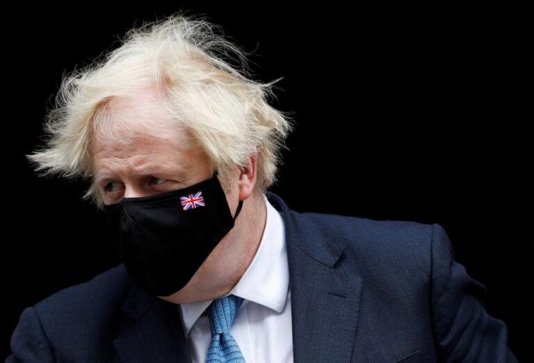 Boris Johnson anunció la primera muerte de un paciente con Ómicron