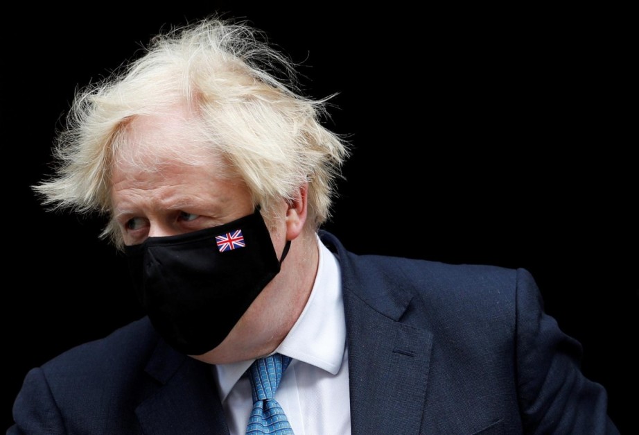 Boris Johnson anunció la primera muerte de un paciente con Ómicron