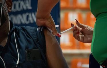 Ministro de Salud llama a la población aplicarse tercera dosis para contrarrestar ómicron