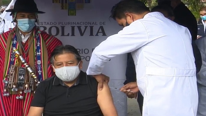 Tras la polémica, el vicepresidente boliviano se vacunó contra el covid