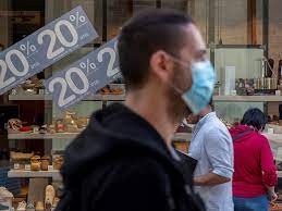 Ómicron: aún lejos de haber pasado lo peor, los países europeos se “normalizan” conviviendo con el virus