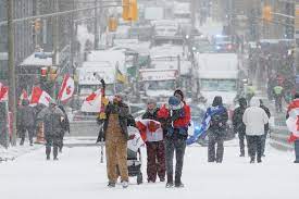 La policía de Canadá evacuó al puente fronterizo bloqueado y los manifestantes antivacunas confluyeron en Ottawa