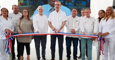 Abinader inaugura un hospital y una carretera en Sabana Iglesia