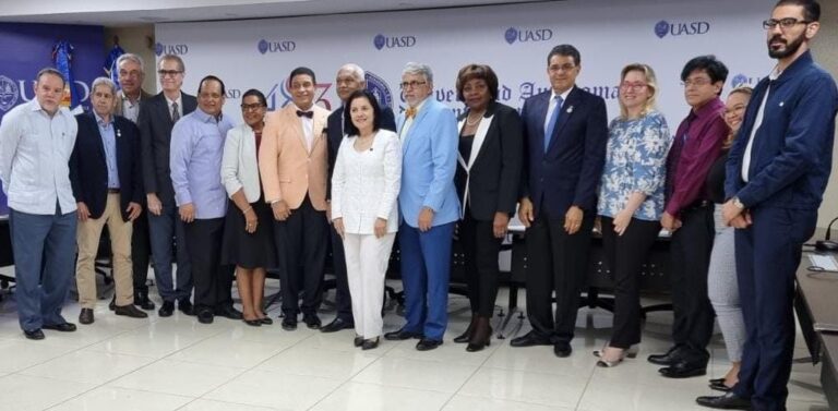 Autoridades de educación médica se reúnen