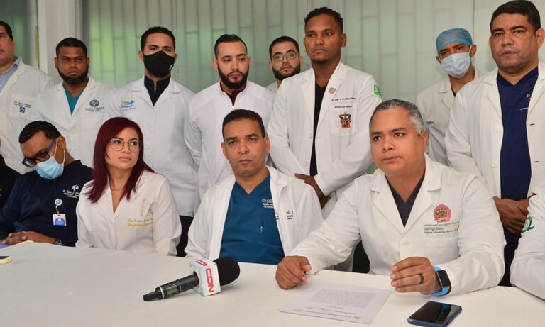 Médicos acusan a ARS de incumplir