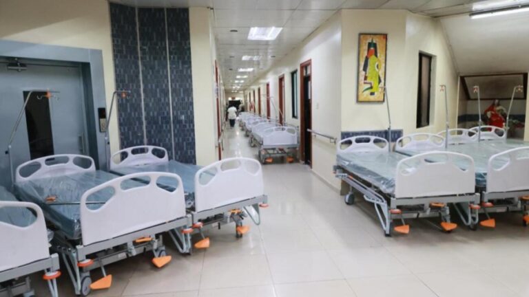 Incorporan enfermeras y entregan equipos al Hospital Salvador B. Gautier