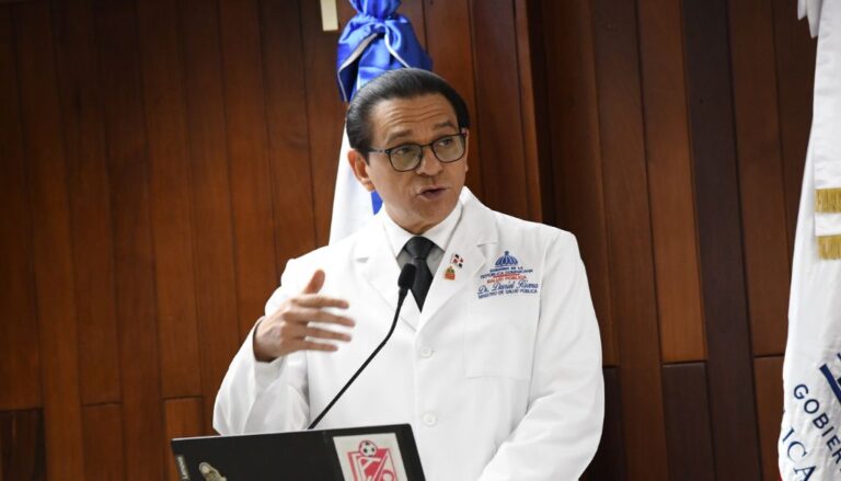Ministro salud garantiza entrega a tiempo medicamentos alto costo