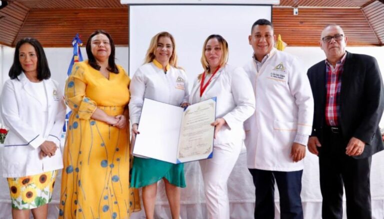 Colegio Médico reconoce a más de 100 residentes de medicina de todo el país