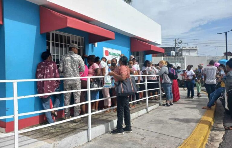 Premura por comprar en la Farmacia del Pueblo antes de que se agoten los medicamentos