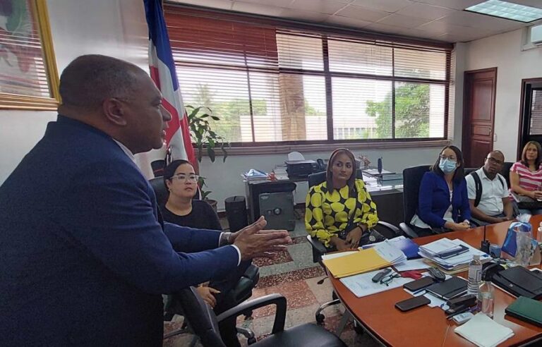 Sistema Penitenciario recibe médicos del SNS para reforzar servicios de salud de reclusos
