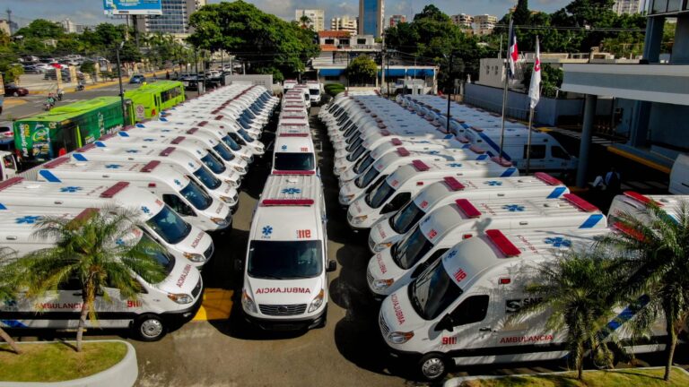 Sistema 9-1-1 entrega 60 ambulancias a la Dirección de Emergencias Médicas del SNS