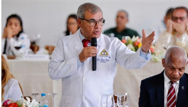 Colegio Médico califica como “engaño” rebaja del copago