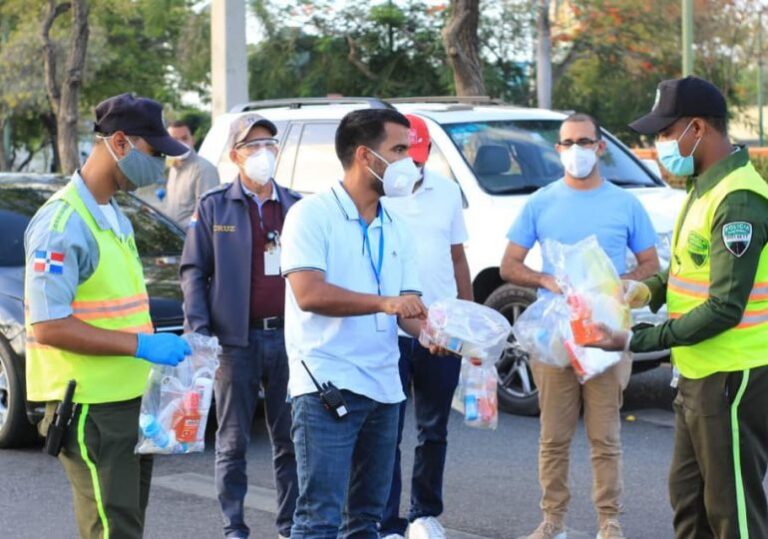 Dr. Luis Cruz Camacho junto a la fundación Cruz Jiminian llevan a las provincias Visita de la Salud