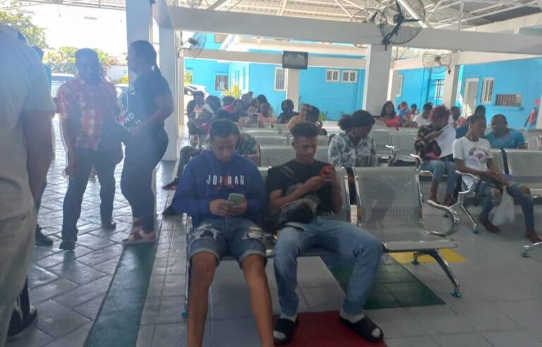 Viajeros llegan de madrugada en búsqueda de vacuna para la fiebre amarilla