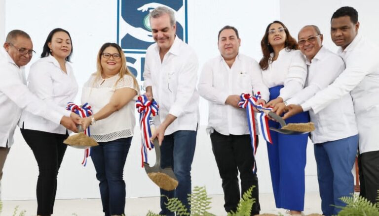 Presidente deja iniciada construcción de hospital en Azua