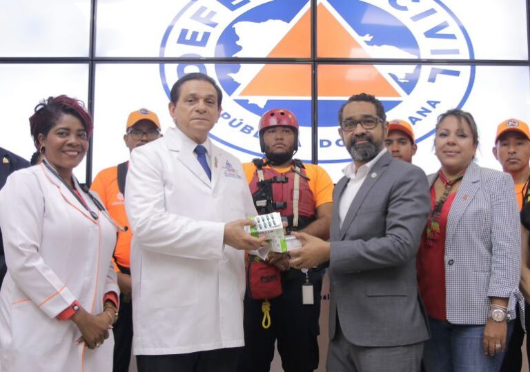 Entregan medicamentos a Defensa Civil para prevenir contagios de enfermedades durante labores de respuesta