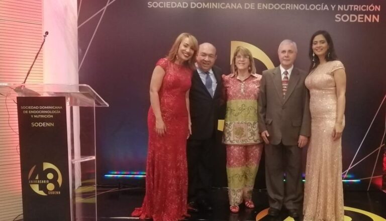 Endocrinólogos celebran aniversario con reconocimientos médicos