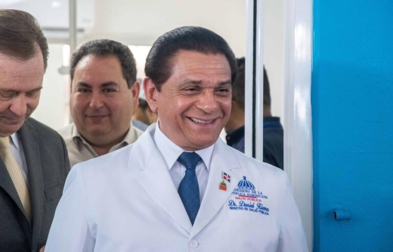 Ministro de Salud dice casos de dengue bajarán con las temperaturas frescas de fin de año