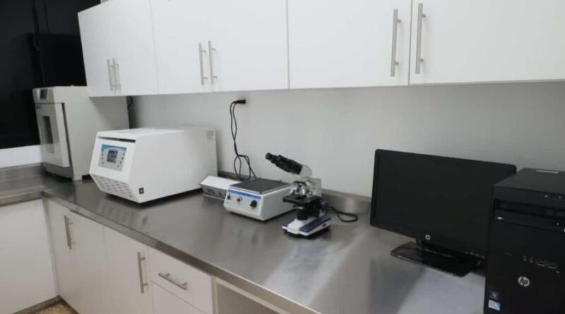 SNS remoza laboratorios clínicos en siete hospitales y entrega cinco tomógrafos