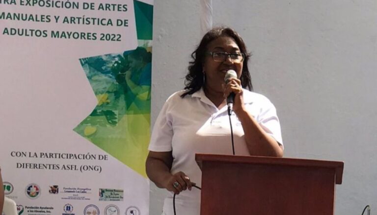 Adultos mayores presentan exposición artística