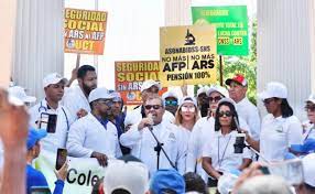 Miles de personas se movilizan en Azua contra las ARS y las Administradoras de Fondos de Pensiones