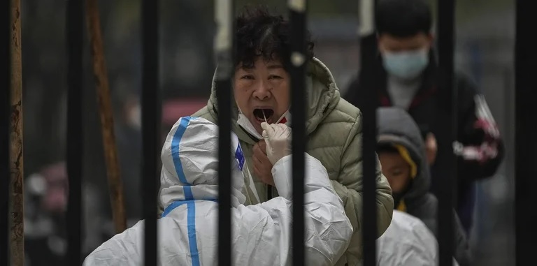 China registra nuevo récord casos diarios covid; crecen restricciones