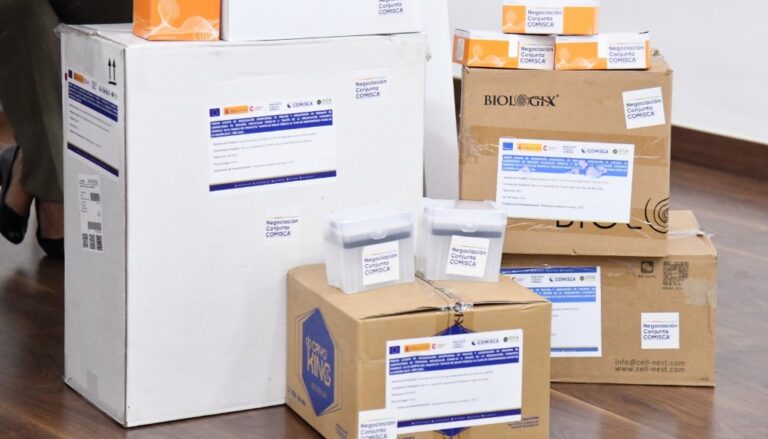 Donan reactivos e insumos al laboratorio de biología molecular