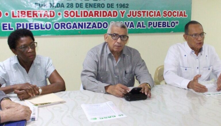 Arremeten contra médicos por paro de servicios