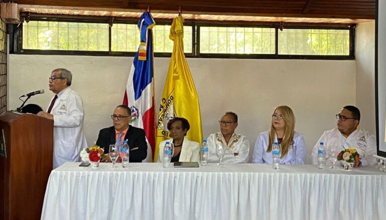 Médicos reciben del CMD certificados como miembros titulares 