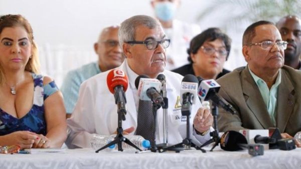 Médicos dominicanos anuncian paro; exigen mejores pensiones
