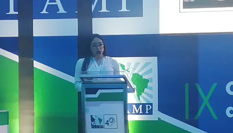 Reconocen a 40 médicos en congreso