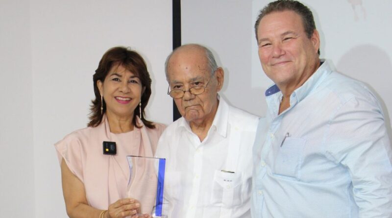 Pediatra Andrés Ríos Faxas es reconocido por su trayectoria