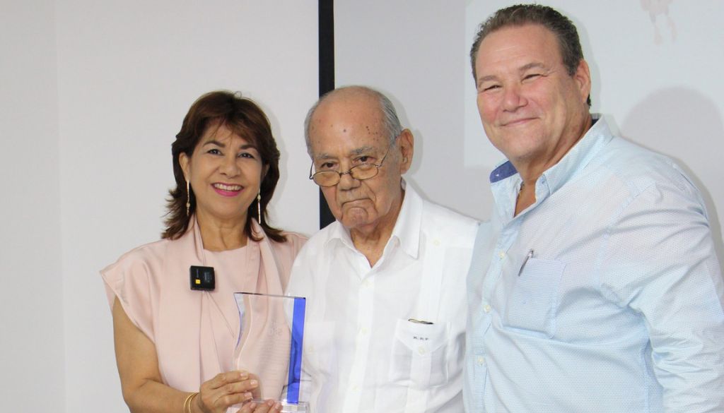 Pediatra Andrés Ríos Faxas es reconocido por su trayectoria