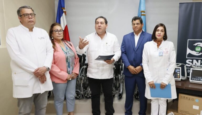 Director SNS entrega equipos a hospitales