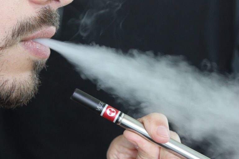 Someten proyecto de ley que prohíbe venta de vapes a menores
