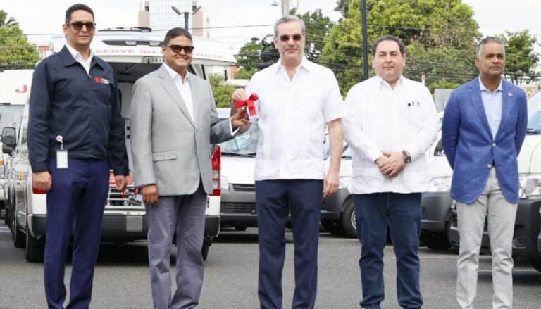 Presidente Abinader entrega ambulancias para atender emergencias