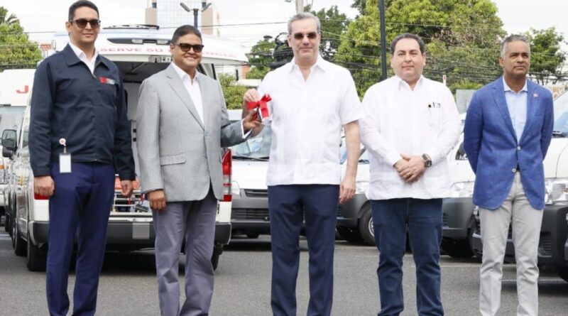 Presidente Abinader entrega ambulancias para atender emergencias