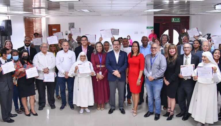Salud Pública reconoce desempeño de 38 asociaciones sin fines de lucro