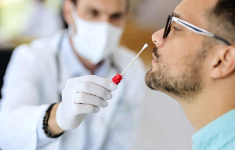 Positividad diaria de COVID-19 pasó de 12.91% a 22.92 % en una semana