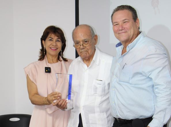 Reconocen al pediatra Andrés Ríos Faxas por sus 50 años de carrera