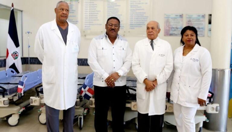 Entregan camillas quirúrgicas al hospital Gautier