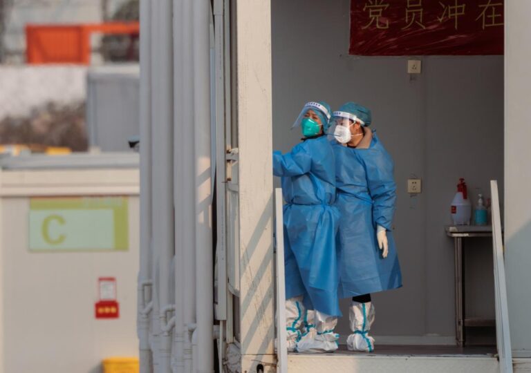 Por la ola explosiva de COVID en China, los expertos alertan que puede surgir una nueva variante