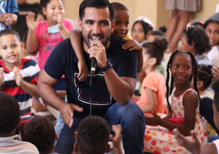 El doctor Luis Cruz Camacho hace entrega de juguetes a niños de Cristo Rey y Villas Agrícolas