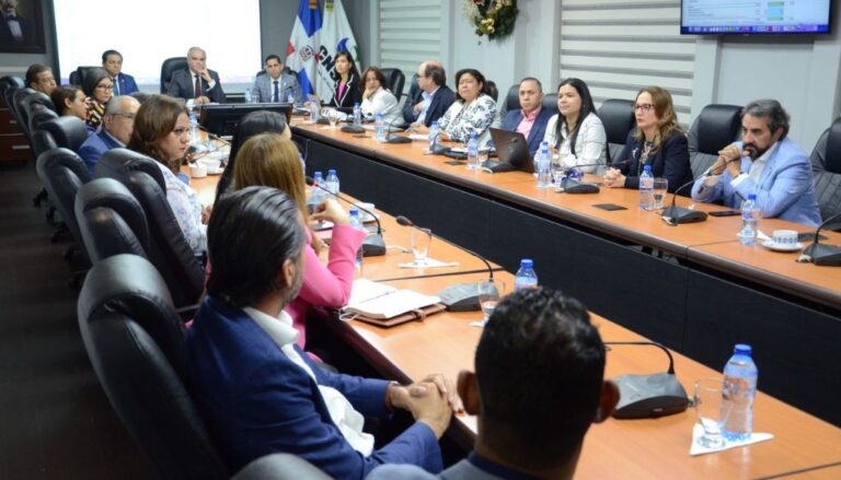 Avanzan negociaciones con actores sector salud 
