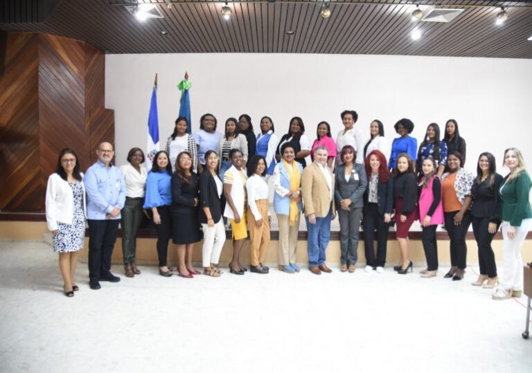 SNS entrega a 13 hospitales enfermeras especializadas en atención materno-neonatal