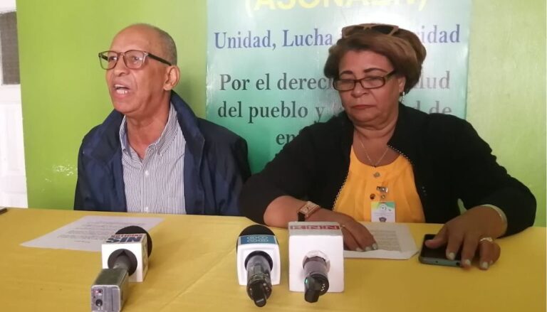 Demandan presidente actúe ante irregularidades en hospitales
